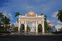 32 Cuba - Cienfuegos - Parque Jose Marti - Arco de Triunfo.jpg